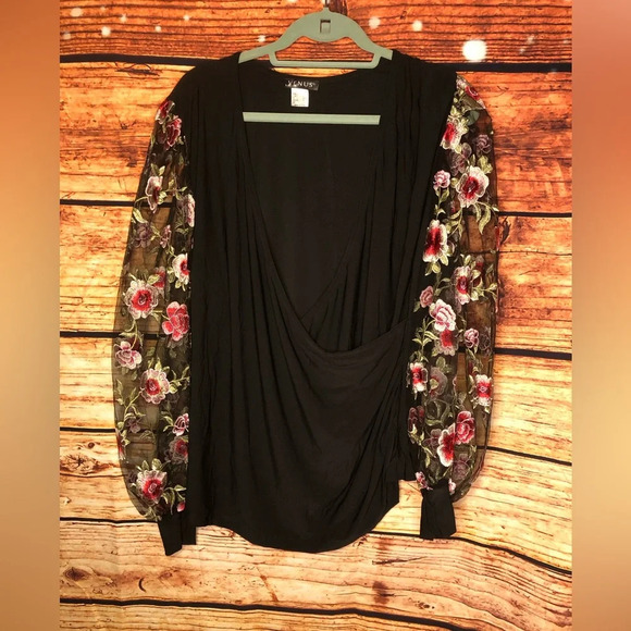 VENUS Embroidered Top - Picture 2 of 12